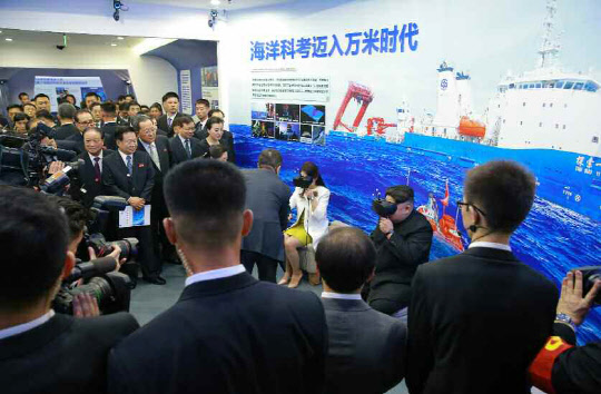 중국과학원 방문한 김정은 내외  북한 노동당 기관지 노동신문이 28일 게재한 사진에서 김정은 노동당 위원장과 부인 리설주가 중국과학원을 방문해 가상현실(VR)로 보이는 기기를 체험하는 듯한 모습을 보이고 있다. 2018.3.28